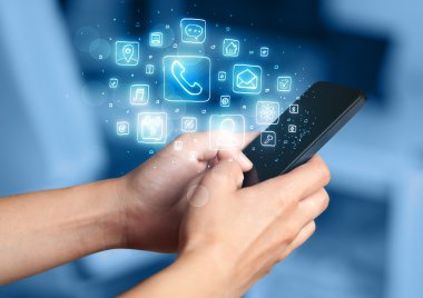 El smartphone telefon app simgeleri ile tutarak