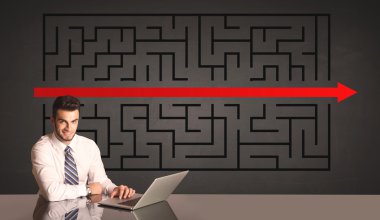 işadamı ile arka planda çözülen bulmaca