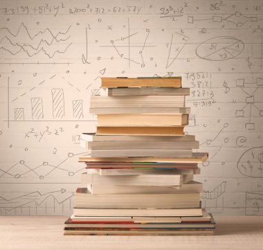 Karalama stilinde yazılmış matematik formülleri olan bir yığın kitap.