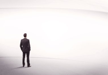 Çantası yerinde duran bir iş adamı.