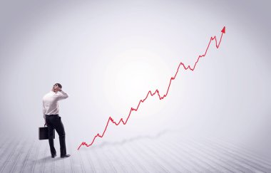 Kırmızı grafik ok ile ayakta işadamı