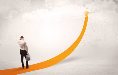 Turuncu ok üzerinde duran iş kişi