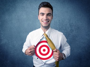 İş adamı göğsünde hedef işareti olan gömleğini yırtıyor.