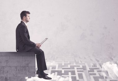 Çatıda oturan satıcı labirenti çözüyor.