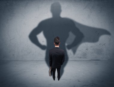 Süper kahraman gölgesi olan başarılı bir iş adamı.