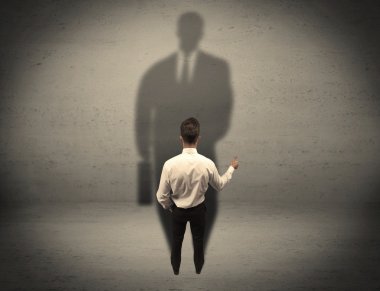 İş adamı büyük gölge kavramına bakıyor