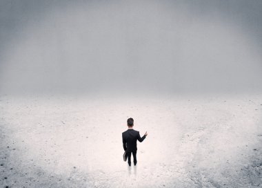 Kentsel boş alanda duran iş adamı