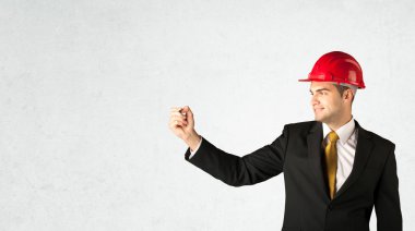 Boşlukta çizim yapan genç mimar