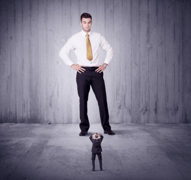 Büyük patron küçük iş adamına lokma atıyor.