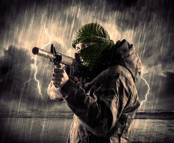 Peligroso terrorista armado con máscara y arma en una tormenta eléctrica wi — Foto de Stock