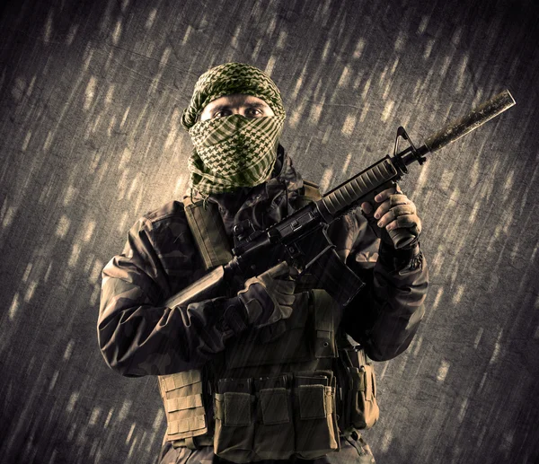Yağmurlu arka plan üzerinde Maskeli silahlı terörist adam — Stok fotoğraf