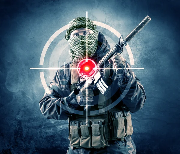 Maskierter Terrorist mit Waffe und Laserzielscheibe am Körper — Stockfoto