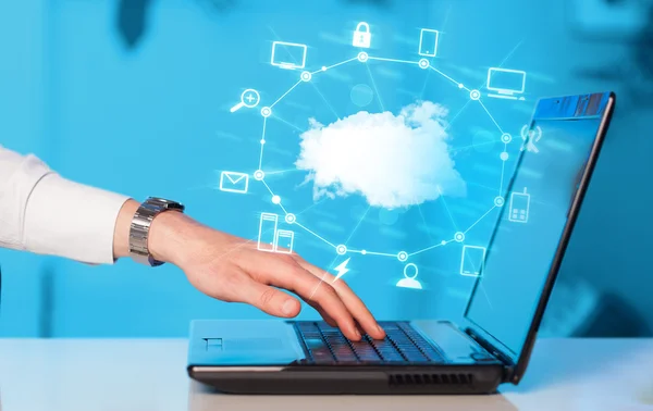 Trabajar a mano con un diagrama de Cloud Computing — Foto de Stock