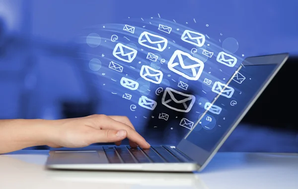 Concepto de envío de correos electrónicos — Foto de Stock