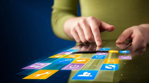 Ručně držený tablet s mediální aplikací — Stock fotografie