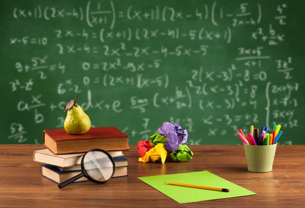 Klasa matematyczna z biurka szkoły — Zdjęcie stockowe