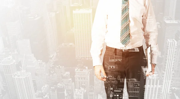 Persona de negocios con superposición de color cálido de fondo de la ciudad —  Fotos de Stock
