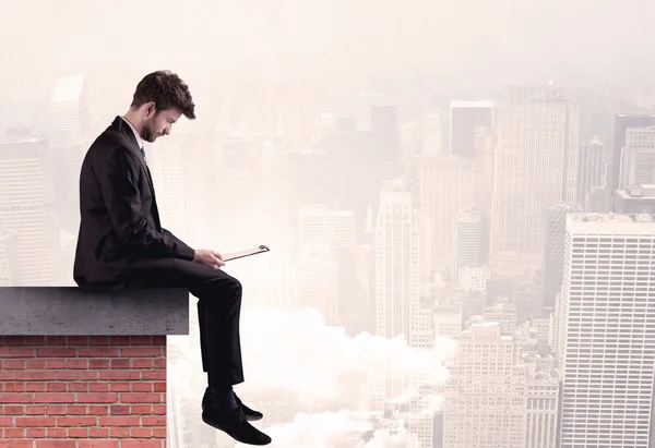 Office worker sitting on rooftop in city — Stock Photo, Image