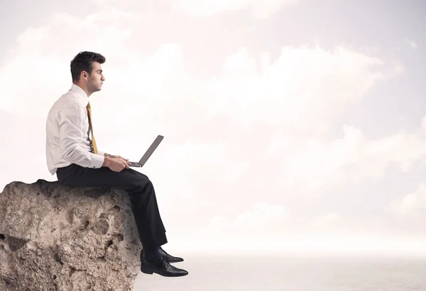 Hombre de negocios sentado en el borde de piedra — Foto de Stock