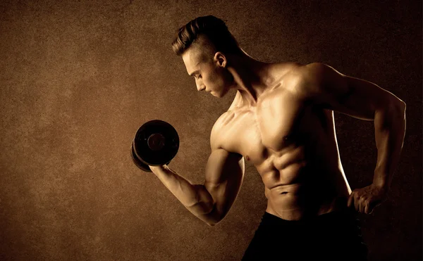 筋肉フィットボディビルダー運動選手の重量を持ち上げる — ストック写真
