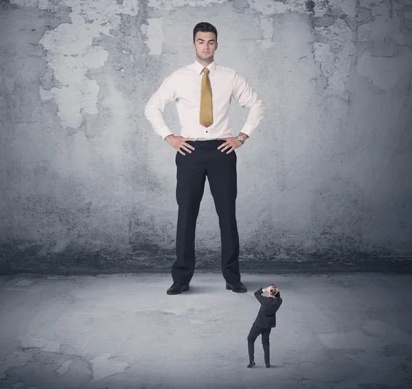 Großunternehmen schikanieren kleine Mitarbeiter — Stockfoto