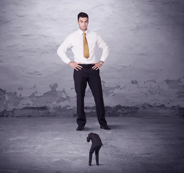 Wütender Großmanager blickt auf Kleinunternehmer — Stockfoto