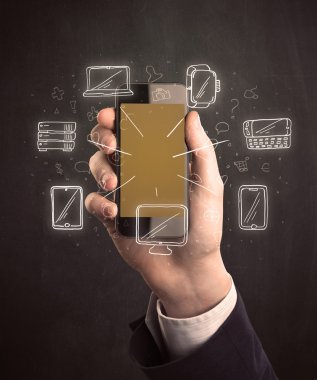 El ele tutuşan akıllı telefon.