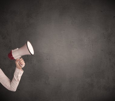 Düz arka plan üzerinde megafon