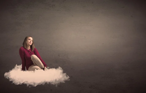 Женщина, сидящая на облаке с простой пекарней — стоковое фото