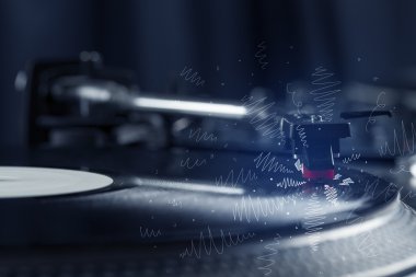 Turntable elle çizilmiş çizgilerle müzik çalıyor