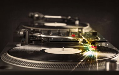 müzik oyuncu oynarken vinil ile parlayan gerek gelen satırları