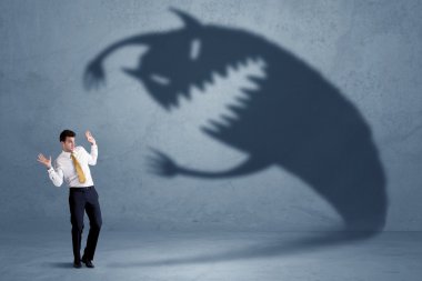 İş adamı kendi gölge canavar kavramı korkuyor