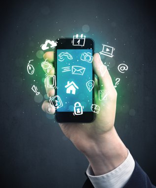 El ele tutuşan akıllı telefon.