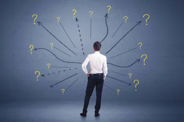 Çizgiler ve soru işareti önünde duran işadamı konsantrasyon işaretleri