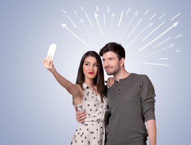 Oklarla selfie çeken sevimli bir çift.