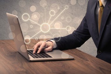 Dizüstü bilgisayarda yazan bilim işçisi