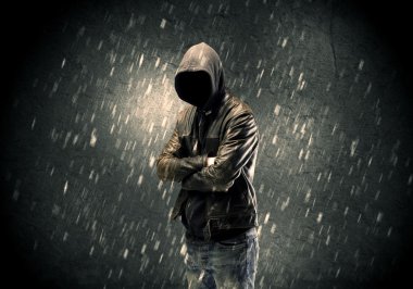 Bilinmeyen şüpheli karanlıkta duruyor.