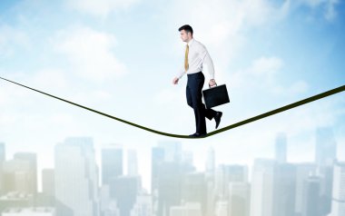 Şehrin yukarısındaki ip üzerinde yürüyen satıcısı