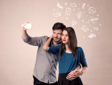 Düşünceleriyle selfie çeken çift.