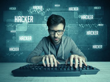 Klavye ve gözlüklü bir bilgisayar korsanı.