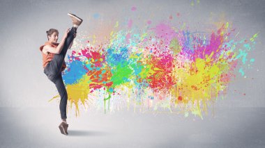 Renkli genç bir sokak dansçısı.