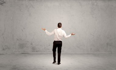 İş adamı boş kentsel alanda kayboldu