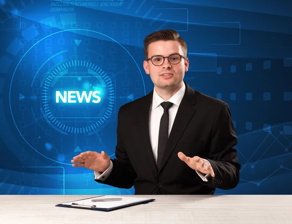 Presentador televisivo moderno contando las noticias con tehnology backg — Foto de Stock