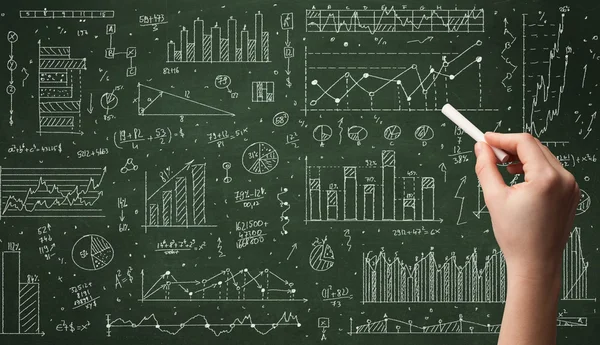 En affärsperson som ritar data på tavlan — Stockfoto