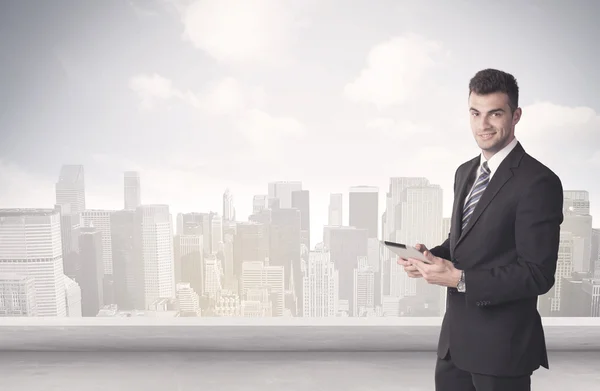 Sales person talking in front of city scape — Stock Photo, Image