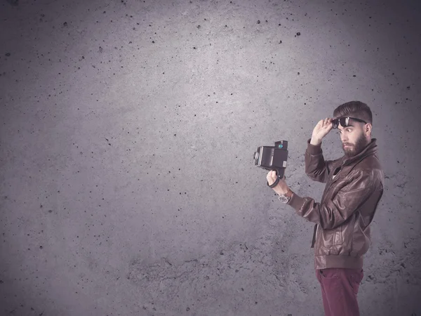 Hipster gars avec caméra vintage et barbe — Photo