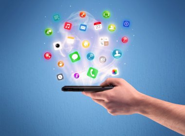 Tablet telefon app simgeleri ile tutan el