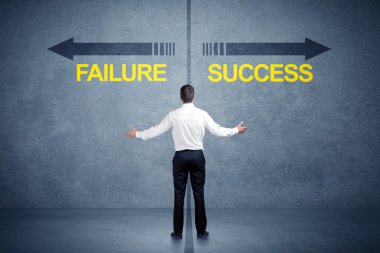 Başarı ve başarısızlık ok conce önünde duran işadamı