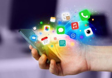 Renkli uygulama simgeleriyle el ele tutuşan akıllı telefon