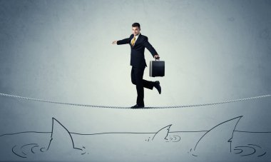 Köpekbalıklarının üzerinde ip üzerinde yürüyen iş adamı